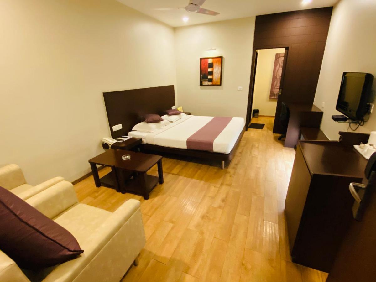 Отель Saluja Residency Силигури Экстерьер фото