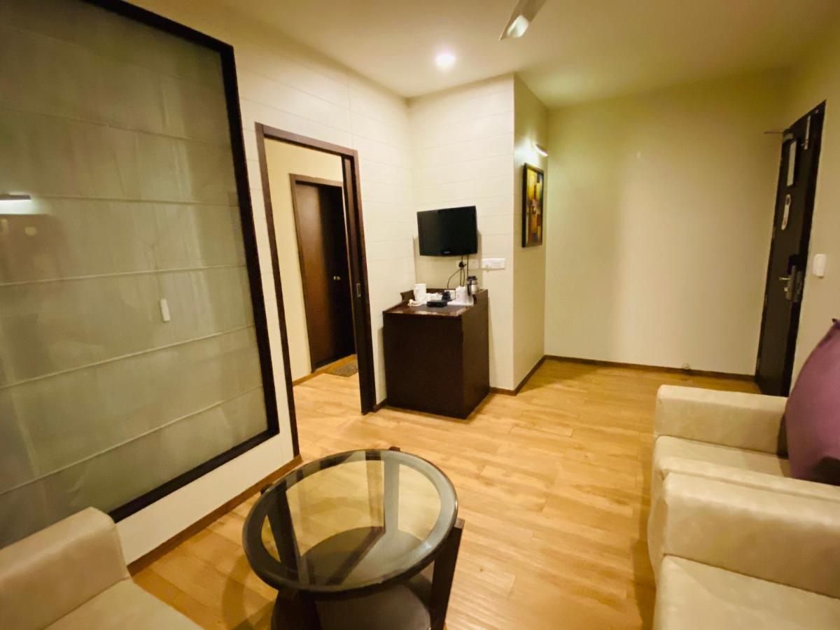 Отель Saluja Residency Силигури Экстерьер фото