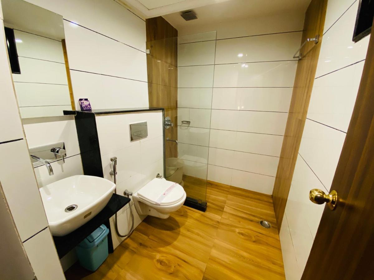 Отель Saluja Residency Силигури Экстерьер фото