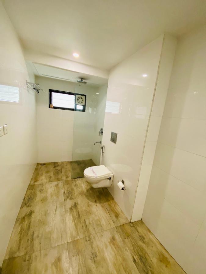 Отель Saluja Residency Силигури Экстерьер фото