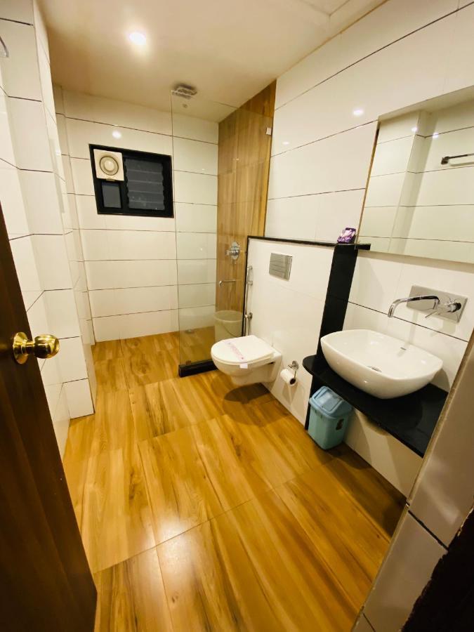 Отель Saluja Residency Силигури Экстерьер фото