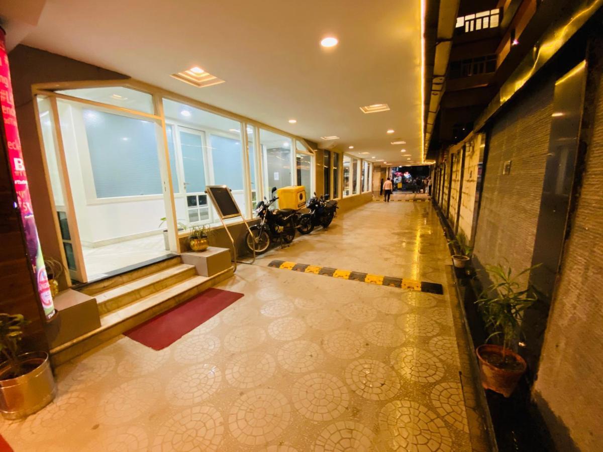 Отель Saluja Residency Силигури Экстерьер фото